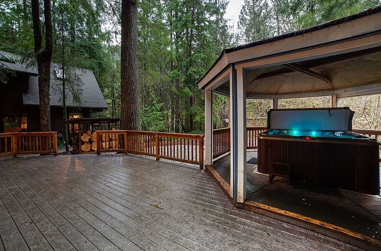 Vakantiehuis Neu gestaltete Hütte mit Whirlpool, Holzofen, 