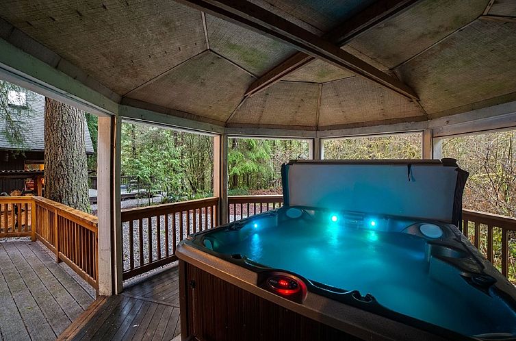 Vakantiehuis Neu gestaltete Hütte mit Whirlpool, Holzofen, 