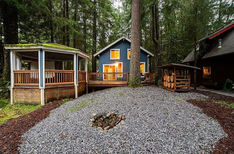 Vakantiehuis Neu gestaltete Hütte mit Whirlpool, Holzofen, 