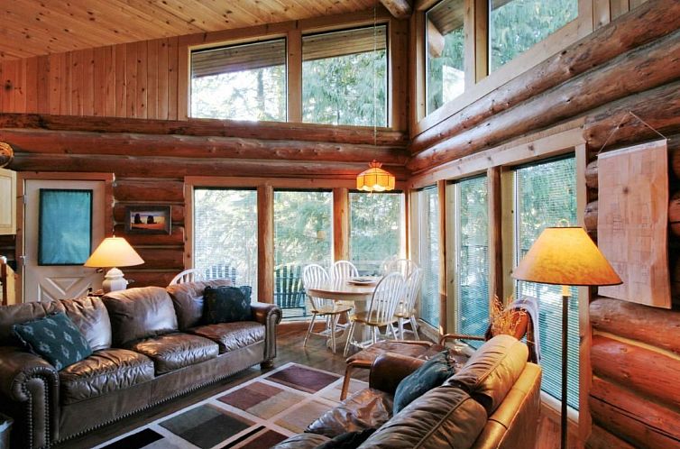 Vakantiehuis Lakeside Real Log Cabin mit privatem Dock, Haus