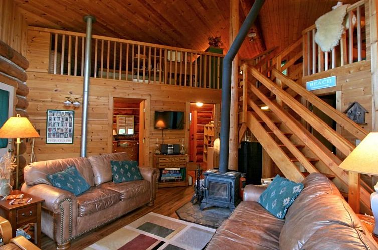 Vakantiehuis Lakeside Real Log Cabin mit privatem Dock, Haus