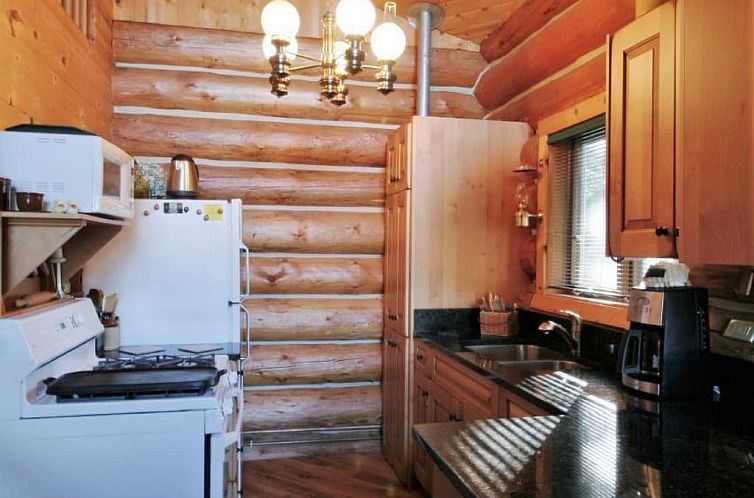 Vakantiehuis Lakeside Real Log Cabin mit privatem Dock, Haus