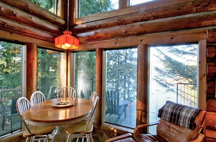 Vakantiehuis Lakeside Real Log Cabin mit privatem Dock, Haus