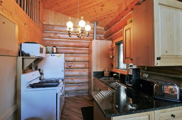 Vakantiehuis Lakeside Real Log Cabin mit privatem Dock, Haus