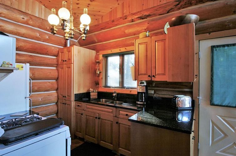 Vakantiehuis Lakeside Real Log Cabin mit privatem Dock, Haus
