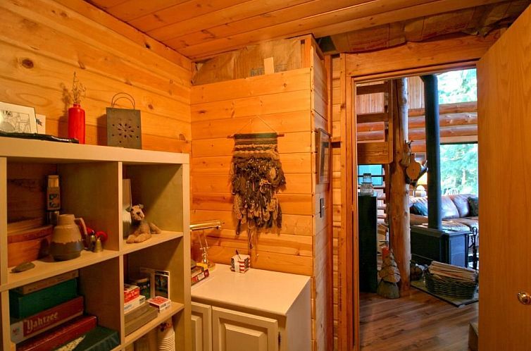 Vakantiehuis Lakeside Real Log Cabin mit privatem Dock, Haus