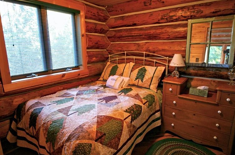 Vakantiehuis Lakeside Real Log Cabin mit privatem Dock, Haus