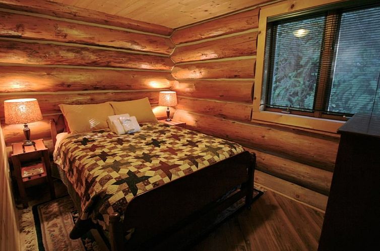 Vakantiehuis Lakeside Real Log Cabin mit privatem Dock, Haus