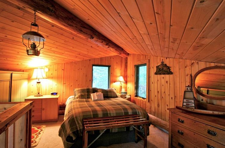 Vakantiehuis Lakeside Real Log Cabin mit privatem Dock, Haus