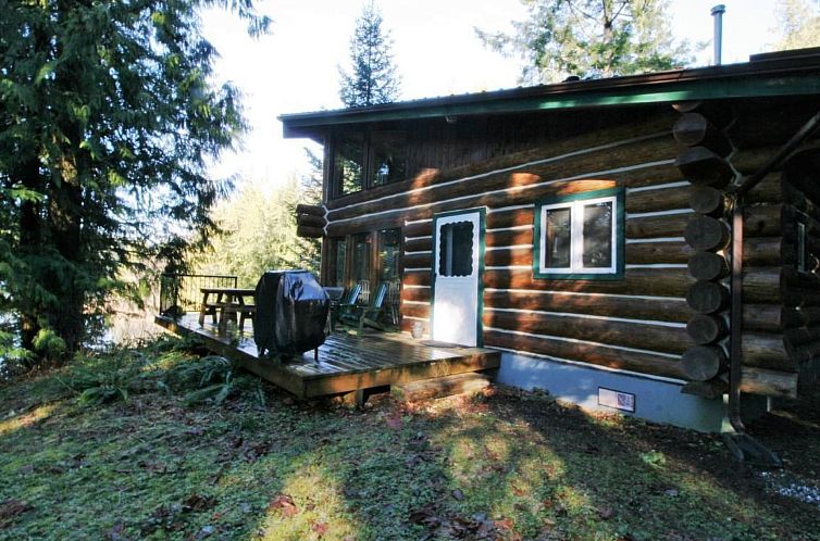 Vakantiehuis Lakeside Real Log Cabin mit privatem Dock, Haus