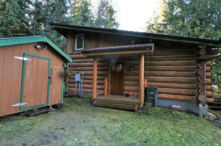 Vakantiehuis Lakeside Real Log Cabin mit privatem Dock, Haus