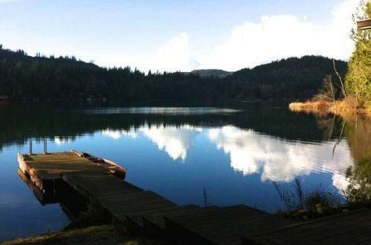 Vakantiehuis Lakeside Real Log Cabin mit privatem Dock, Haus