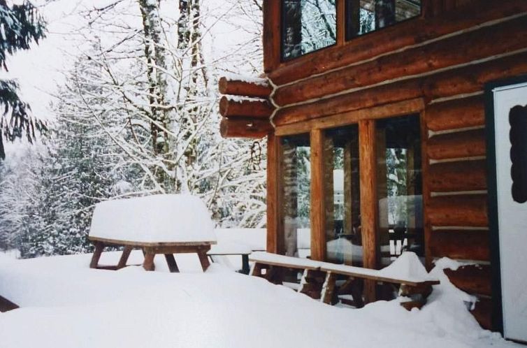 Vakantiehuis Lakeside Real Log Cabin mit privatem Dock, Haus