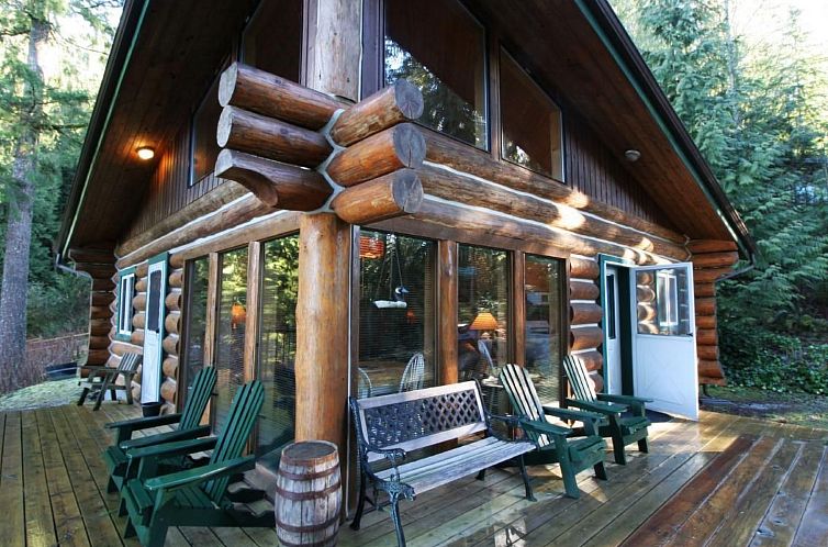 Vakantiehuis Lakeside Real Log Cabin mit privatem Dock, Haus