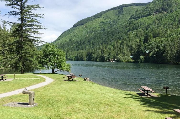 Vakantiehuis Lakeside Real Log Cabin mit privatem Dock, Haus