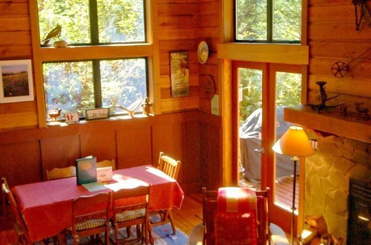 Vakantiehuis Gemütliche und rustikale Hütte mit Whirlpool 