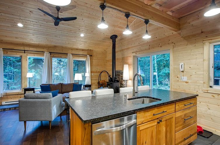 Vakantiehuis Brandneue Hütte mit Holzofen und Wi-Fi