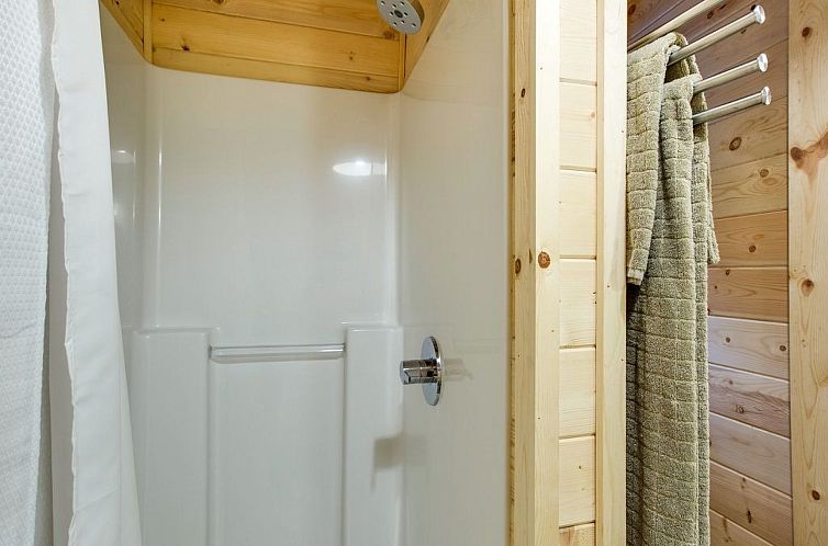 Vakantiehuis Brandneue Hütte mit Holzofen und Wi-Fi