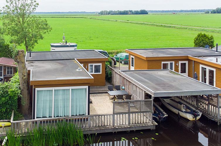 Chalet Sluisje 55 mit Blick auf das Wasser in Bantega, Friesland.