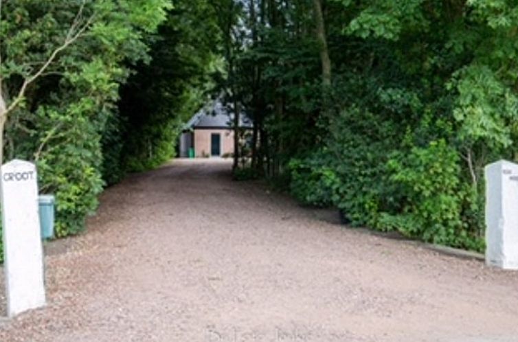 Driveway to Holiday home in Ferwert in the Frisian countryside in Friesland, surrounded by green nature.