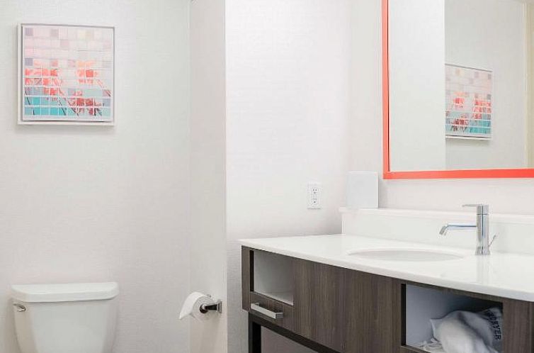 Hampton Inn & Suites Seal Beach