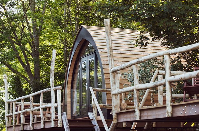 Vakantiehuis in Oostrum/Dokkum biedt een unieke glamping lodge ervaring op het Friese platteland, omringd door weelderige natuur.