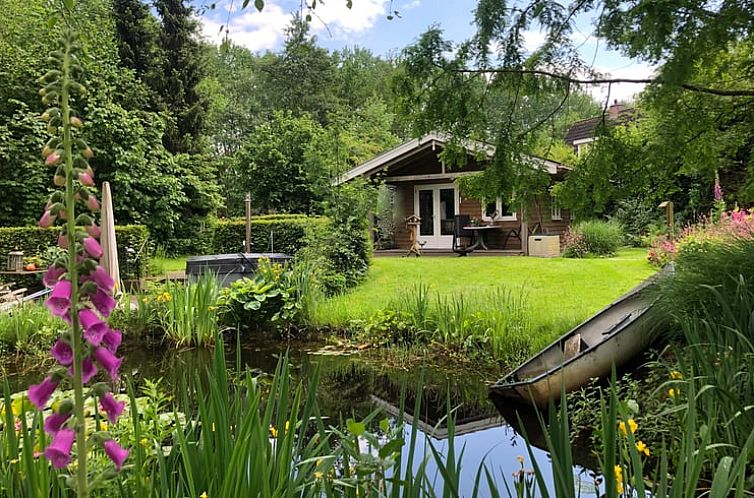 Cottage in Olterterp, vacation home in the Frisian countryside with beautiful garden and pond.