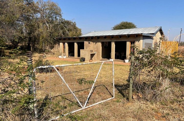 Entdecken Sie das charmante Farm Cottage Lekker Plekkie in Hekpoort, Johannesburg, ein idyllisches Ferienhaus in der ruhigen Landschaft.