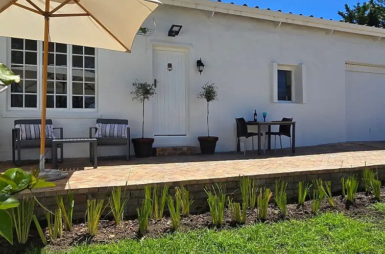 Geniet van de rust op de veranda van De Lodge vakantie appartement in Somerset West, West-Kaap, Zuid-Afrika.