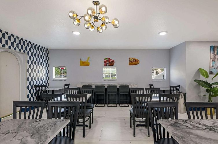 Days Inn & Suites by Wyndham Altamonte Springs