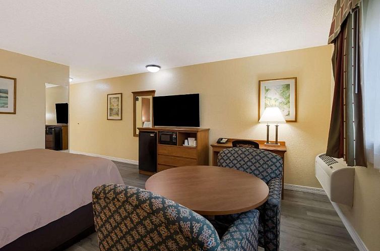 Quality Inn & Suites Medford Airport