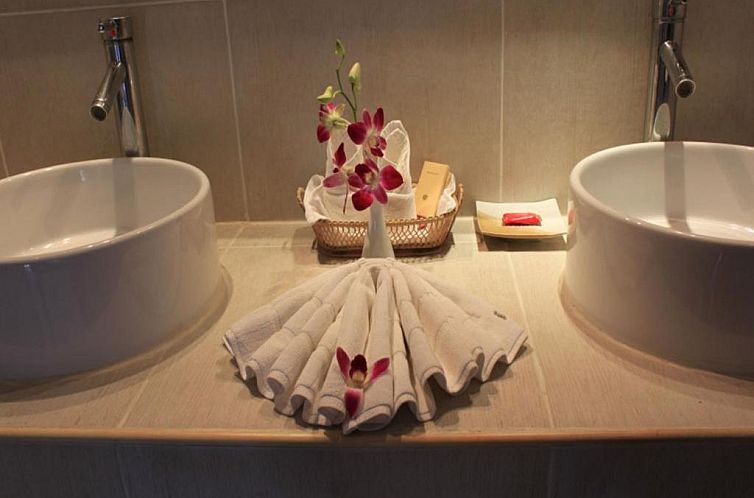 The Waterfront Boutique Hotel & Cafe