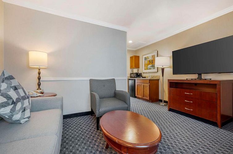 Best Western Plus Marina Shores Hotel