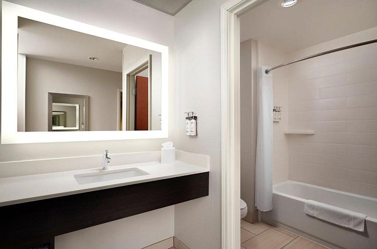 Holiday Inn Express and Suites New Orleans Airport, an IHG H