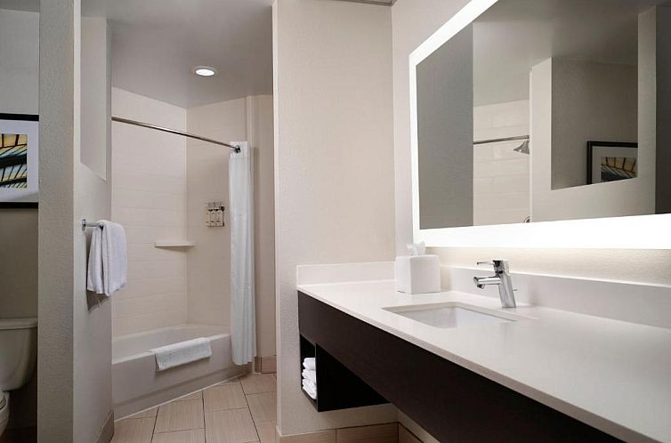 Holiday Inn Express and Suites New Orleans Airport, an IHG H
