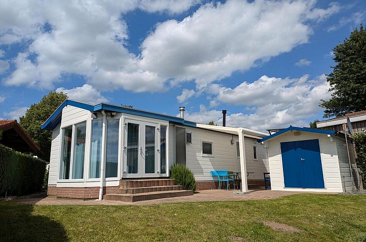 Heath Lodge on the waterfront in Lathum, Gelderland. Charming cottage with sunny terrace for four people.