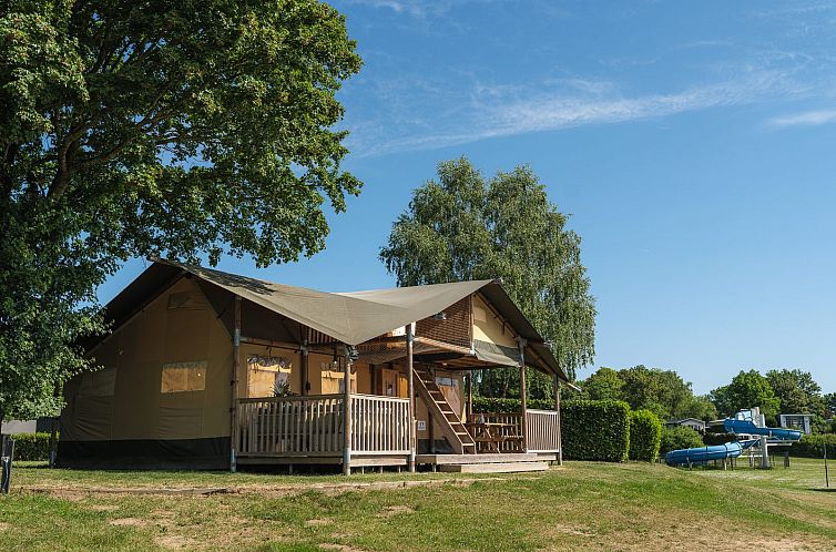 Safaritent Ranger in Lathum, Gelderland, biedt een ruim glampingverblijf met een prachtig uitzicht op de natuur.