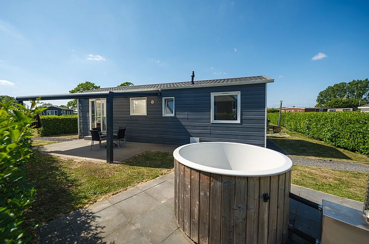 Veluwe Lodge met hottub in Lathum, Gelderland, biedt een luxe vakantiehuis ervaring met prive hottub en ruime tuin.