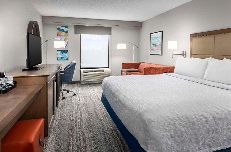 Hampton Inn & Suites at Colonial TownPark