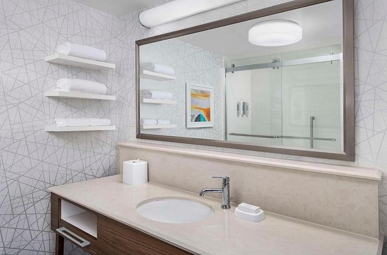 Hampton Inn & Suites at Colonial TownPark
