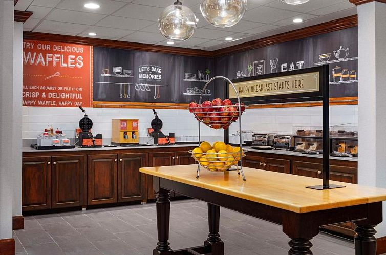 Hampton Inn & Suites at Colonial TownPark