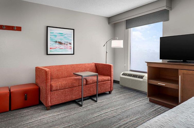 Hampton Inn & Suites at Colonial TownPark