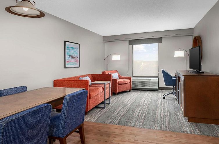 Hampton Inn & Suites at Colonial TownPark