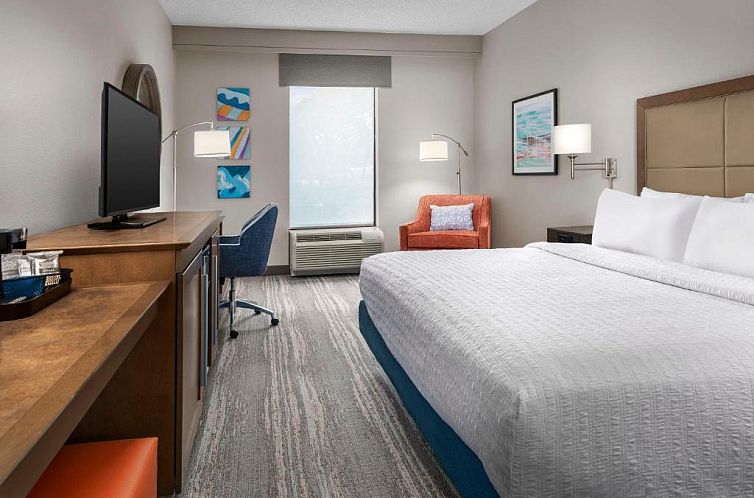 Hampton Inn & Suites at Colonial TownPark