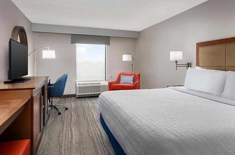 Hampton Inn & Suites at Colonial TownPark