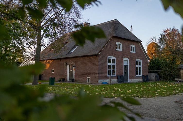 Charmant vakantiehuisje in Winssen, Gelderland omringd door herfstige natuur.