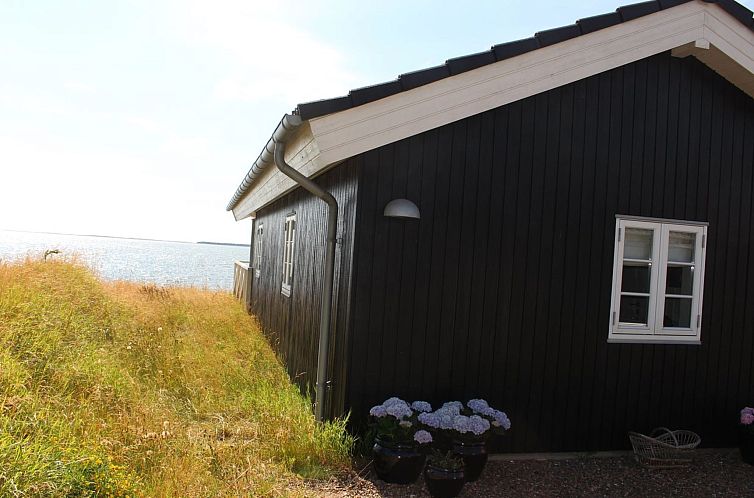 Vakantiehuis "Aarne" - 30m from the sea