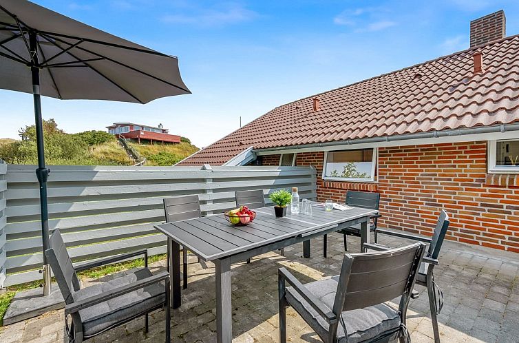 Vakantiehuis "Danica" - 500m from the sea