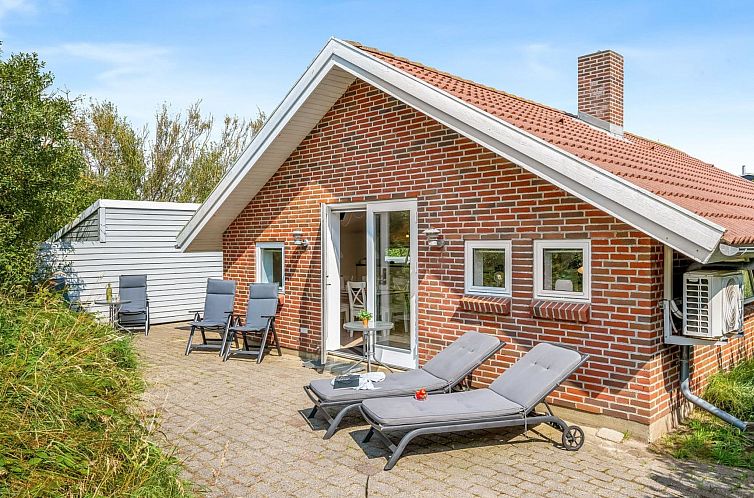 Vakantiehuis "Danica" - 500m from the sea