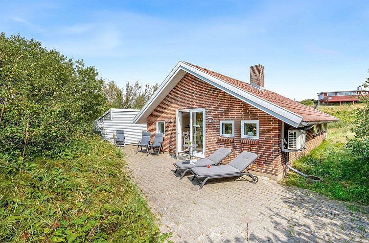 Vakantiehuis "Danica" - 500m from the sea